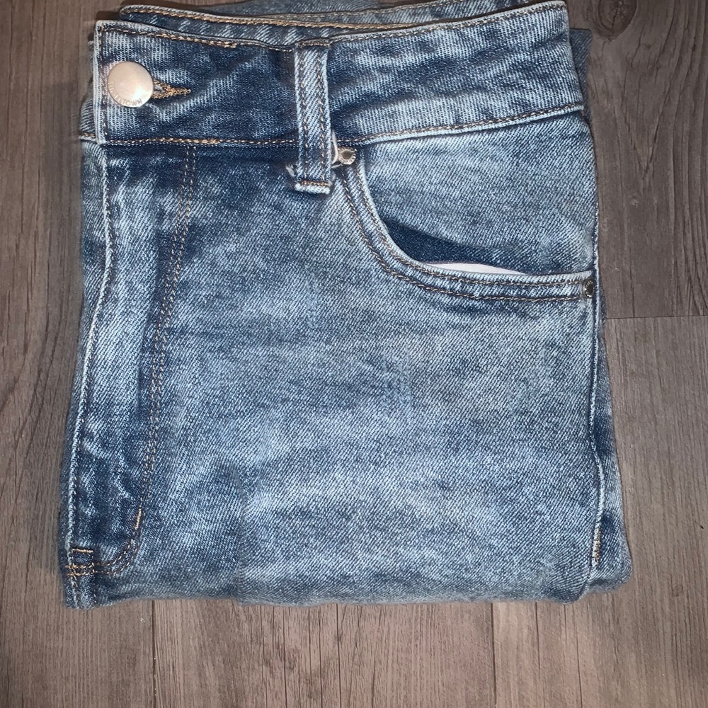 High wasted vintage wash looking jeans with rips